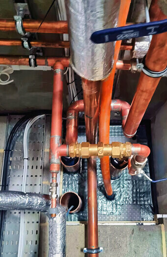 https://plumberyokine.com.au/uploads/2025/06/commercial-plumbing-390382.jpg