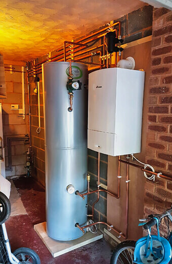 https://plumberyokine.com.au/uploads/2025/06/hot-water-684599.jpg